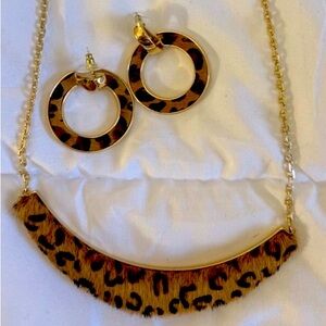 International Concepts Inc jewelry set. Animal print faux fur.